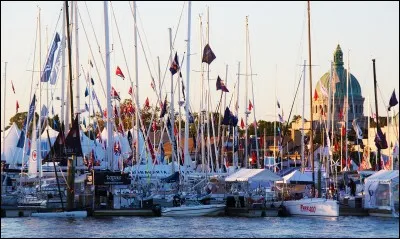 Situé à une centaine de km au sud de Boston, renommé pour ses superbes résidences d'été de l'élite américaine et pour ses facilités portuaires pouvant accueillir la navigation estivale.