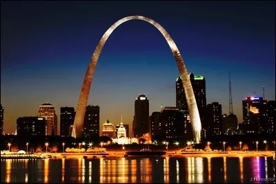 C'est la plus grande arche au monde. Actuellement, cette structure, érigée sur le bord du Mississipi, symbolise la conquête de l'Ouest. C'est l'une des attractions touristiques les plus visitées dans le monde avec plus de quatre millions de visiteurs par an, dont environ un million visitent également le sommet du monument.
