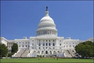 C'est le siège du Congrès américain, du pouvoir législatif : ce bâtiment est situé à un mil (1,6km) de la Maison-Blanche.