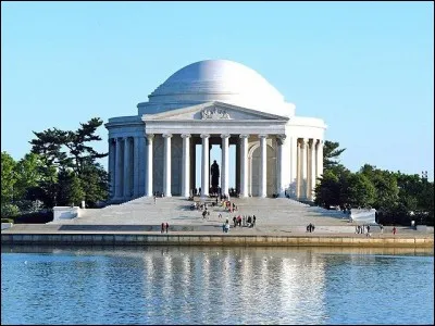 Érigé en mémoire du troisième président des États-Unis, ce dernier admirait l'art romain, alors on voulut imiter le dôme du Panthéon.