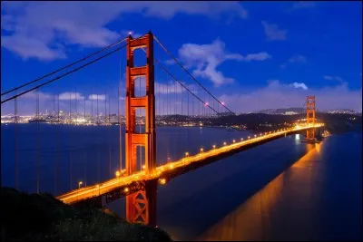 Ce pont doit son nom à sa couleur de peinture. Il relie la baie de San Francisco à l'océan Pacifique.