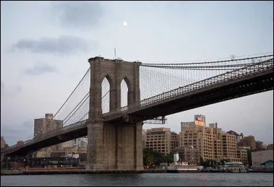 Ce vieux pont suspendu qui permet de franchir l'East River à New York devient l'alternative au ferry quand il est ouvert à la circulation en 1883.