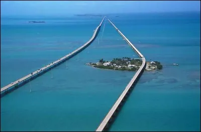 Une première route reliera Key Largo à Key West en 1938. Aujourd'hui, c'est un trajet mythique qui va d'île en île en surplombant les eaux turquoises, juste le pont du Seven Mile fait 11 km.
