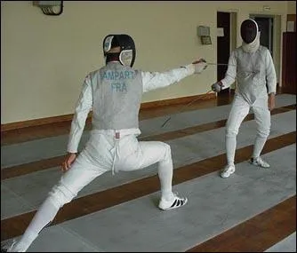 Quelle est la position de l'homme  gauche ?