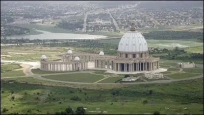 Y comme Yamoussoukro. Quel homme politique africain a fait de Yamoussoukro la capitale politique de son pays en 1983 ?