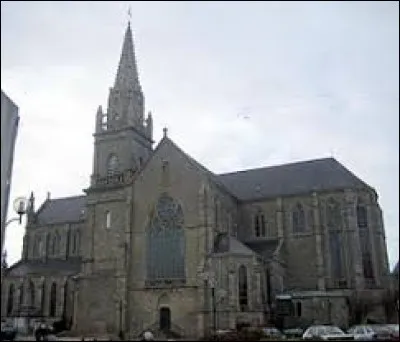 Nous sommes maintenant en Bretagne, devant l'église Notre-Dame-de-Grâce de Plouhinec. Ville de l'arrondissement de Lorient, elle se situe dans le département ...