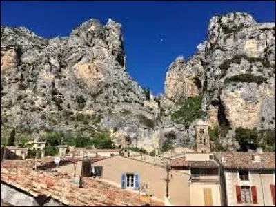 Nous terminons avec la ville de Moustiers-Sainte-Marie (Alpes-de-Haute-Provence), connue notamment pour ...