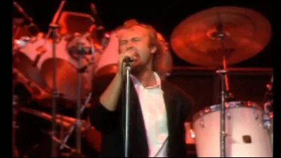 Qu'essaye de faire Phil avant de jouer "Home By The Sea" au Wembley Stadium lors de la tournée 'Invisible Touch' ? (de façon humoristique bien évidemment)