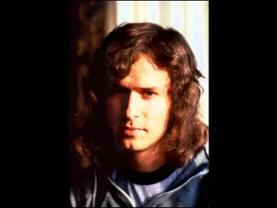 De combien d'instruments Tony Banks sait-il jouer ?