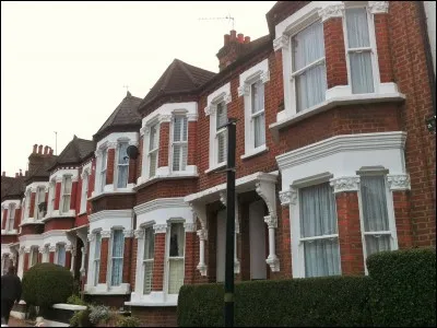 Les maisons en briques ont été inventées par la reine Victoria.