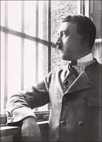 En quelle année Hitler se fait-il emprisonner ?