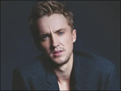 À 8 ans, sur l'avis d'une amie de sa famille , il passe une audition, obtient un agent et commence à ...