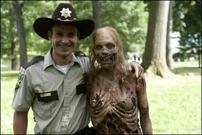 Qui a appris à Rick comment se battre contre les zombies ?