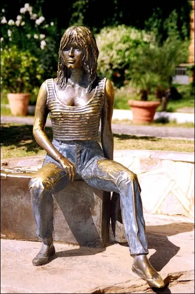 B - Cette statue représente "Brigitte Bardot".