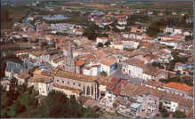 Prenons un peu de hauteur avec ce survol de Sainte-Bazeille. Ville de Nouvelle-Aquitaine au confluent de la Garonne et de la Gupie, dans l'aire urbaine de Marmande, elle se trouve dans le département ...