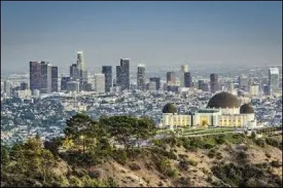 C'est le plus peuplé des états des Etat-Unis. Ayant pour capitale Sacramento et des villes connues telles que San Francisco et Los Angelès, il se trouve le long de la côte Ouest, sur le Pacifique. C'est ...