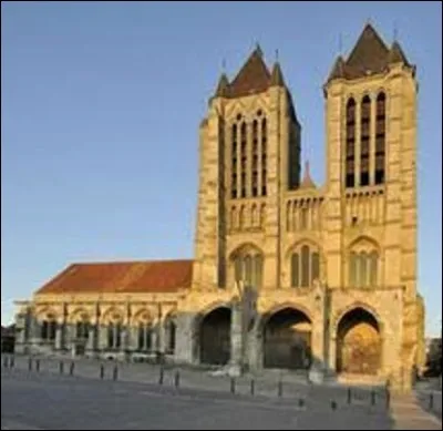 Revenons un peu en arrière, en l'occurrence le 1er juin 987. Après la mort du souverain Louis V dit ''le Fainéant', Hugues Capet, comte de Paris, est acclamé roi par l'assemblée de la ville de Senlis, sans doute le 3 juin, puis couronné et sacré définitivement 1 mois plus tard, le 3 juillet, dans une autre commune de mon territoire, laquelle ? (photo : cathédrale de cette ville).