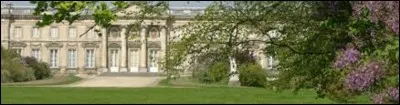 Mon code Insee est le : (photo du palais impérial de Compiègne).