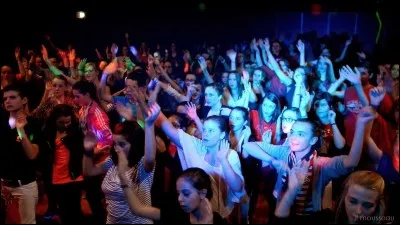 Elle t'invite &agrave; une soir&eacute;e qui n'est pas &agrave; ton go&ucirc;t.