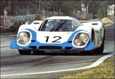 Equipée d'un moteur de 4,5 litres de 580 chevaux, cette Porsche qui pouvait atteindre les 350 km/h. C'est la voiture des deux premières victoires de la marque au Mans. De quel modèle s'agit-il ?