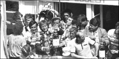 Deux pilotes, plusieurs fois associés, remportent une partie de ces succès, obtenant chacun quatre victoires avec Porsche. Qui sont-ils ?