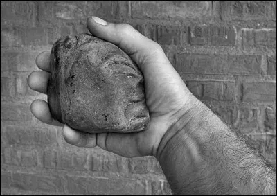Peuple lapidant sans détour les violeurs de femme mariés ? Qui sont-ils ?