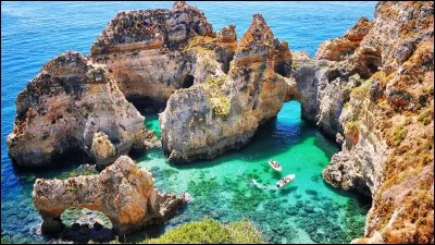 Autre paradis des randonneurs grâce à ses collines intérieures et à son littoral sud déchiqueté, dans quel pays situez-vous l'Algarve ?