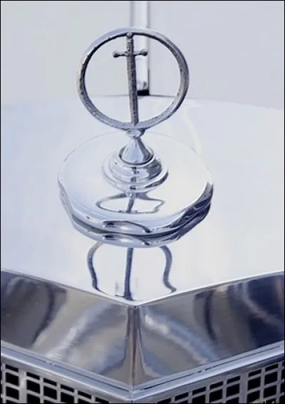 Cette marque automobile porte le nom d'une épée de légendaire. Laquelle ?