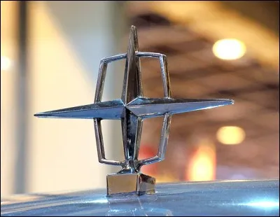 Cet emblème, qui fait penser à un viseur, est presque comme un rappel historique assez macabre. Lequel ?