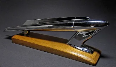 "Kylarprydnad" : c'est ainsi que l'on traduit "mascotte" ou "bouchon de radiateur" en ... (Complétez !)