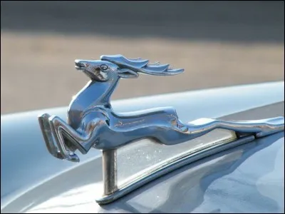 Un cerf bondissant décore artistement le capot d'une "Gaz 21" de chez « Волга ». Elle nous vient de/d'...