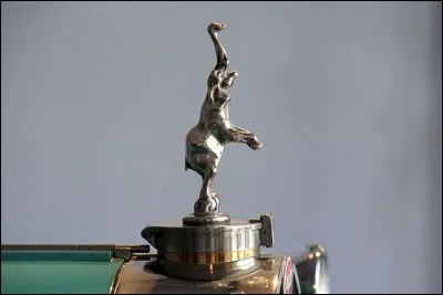 Ce bouchon ornant une "Royale type 41" des années 20 est ma foi étrange. Que représente-t-il et pour quel constructeur ?