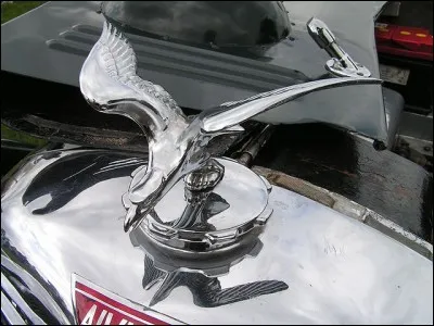 Cette défunte marque (1919-1965) à l'aigle ne vient pas de Memphis (Tennessee), mais d'outre-Manche. Quelle est-elle ?