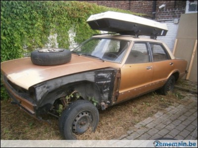Quelle est cette voiture idéale pour partir en vacances avec son coffre de toit et sa roue de secours !