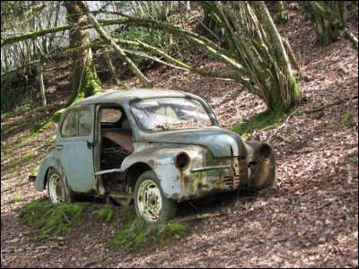Quelle est cette voiture qui finit de rouiller tranquillement dans les bois ?