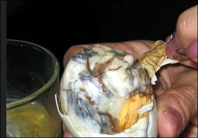 Dans quel pays l'uf de poule couvé est un mets de choix ?