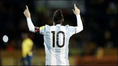 Pourquoi Messi fait-il la célébration "doigts vers le ciel" ?