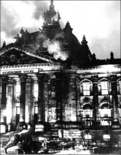 C'est l'année de l'incendie du Reichstag à Berlin; c'est aussi l'année de naissance de Jean-Paul Belmondo et de Roman Polanski. De quelle année s'agit-il ?
