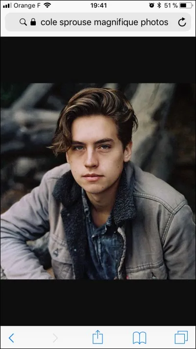 Avec quelle star Cole Sprouse a-t-il été en couple la première fois ?