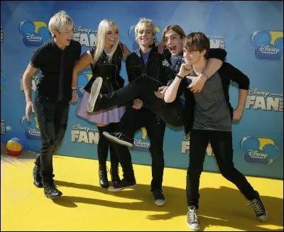 Avec ses deux frères, sa sur et son meilleur ami, ils ont formé un groupe de musique qu'ils ont appelé :