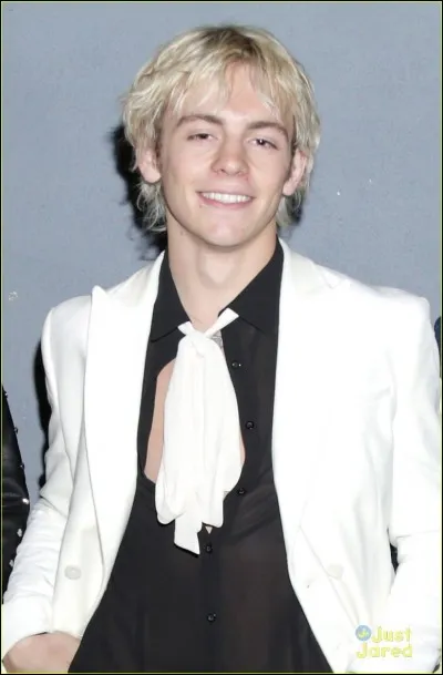 Il a deux frères et une sœur. Il est le... de la famille.