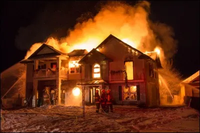 Une maison est en feu, cependant vous avez aperçu un homme cagoulé sortir quelques secondes avant, quels numéros faites-vous ?