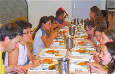 En 1 : On le cloue pour le fermer - En 2 : Il peut être maussade, beau ou couvert - En 3 : Démonstratif !