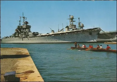 Ce bateau, &agrave; quai &agrave; Toulon, est le/la :