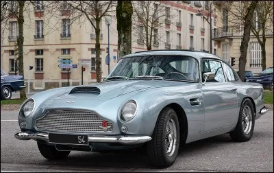 Pourquoi les écuries Aston Martin portent-elles (depuis 2009) lors des courses automobiles les numéros 007, 008 et 009 ?