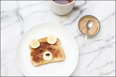 Que voilà de mignons nounours, aussi beaux que bons. Ils sont fabriqués à partir d'un toast, de rondelles de banane, et de... ?