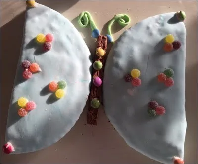 Un magnifique gâteau devient... papillon ! Par une action toute simple, qui est... ?
