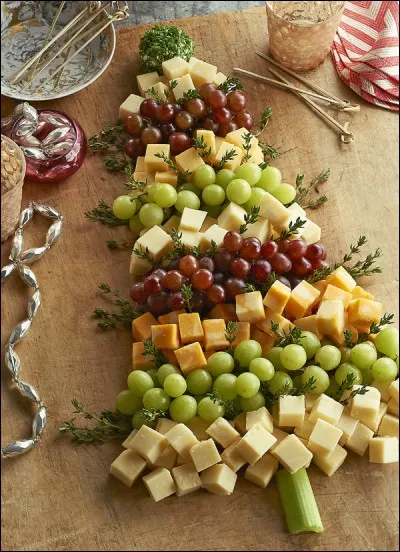 Encore Noël qui pointe le bout de son nez, et encore un joli et délicieux sapin, pour faire manger fromage, légumes et fruits aux enfants... Ici, les fruits sont... ?