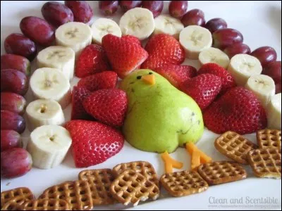 Comment faire un dessert somptueux, en se faisant aider des enfants, avec une demi-poire et quelques fruits en morceaux... Quel est l'oiseau représenté ?