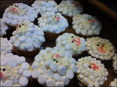 Quels mignons petits moutons, réalisés à partir de petits gâteaux recouverts principalement de... ?